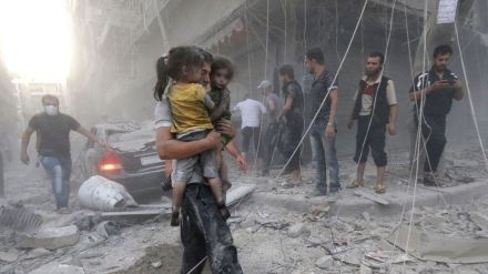 un-homme-porte-deux-fillettes-dans-ses-bras-apres-un-bombardement-du-regime-syrien-le-9-juillet-2014-a-alep_5162585.jpg